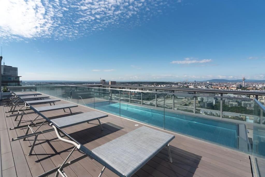 Hoch Hinaus, Neu Und Stilvoll Mit Pool Am Dach Lejlighed Wien Eksteriør billede