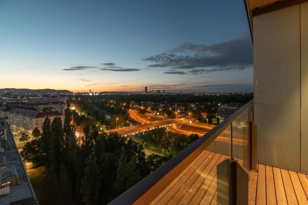 Hoch Hinaus, Neu Und Stilvoll Mit Pool Am Dach Lejlighed Wien Eksteriør billede